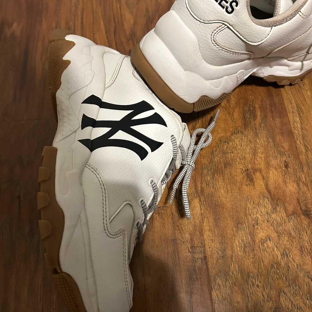 New York Yankees Women’s Size 8 Sneakers With NY Logo Baseball Sports MLB - Picture 4 of 7